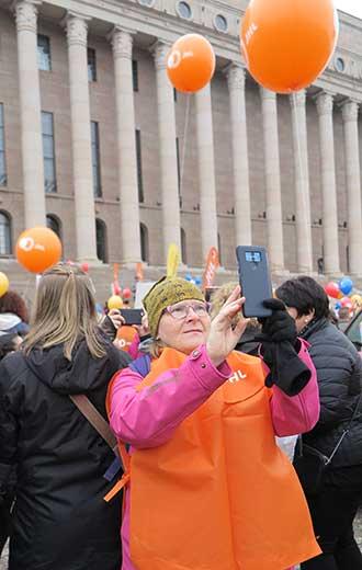 Sirja Koski mielenosoituksessa Eduskuntatalon edessä