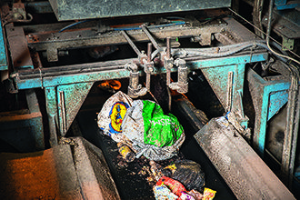 Soppåsarna sorteras optiskt enligt färg på Ekorosks sorteringsanläggning.