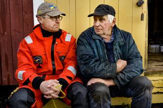 Lars Sundqvist ja Ahti Penttilä keskustelevat venevajan edustalla.