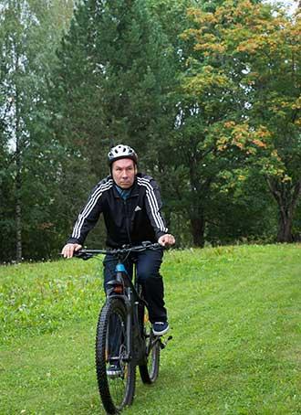 Jouni Lindqvist pyörän selässä