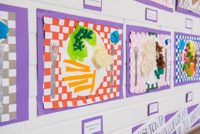 Erityisluokan oppilaat ovat itse suunnitelleet ja toteuttaneet ruokalan seinälle ruoka-annoksia kuvaavaa taidetta.