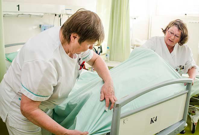 lähihoitajat petaavat sairaalasänkyä