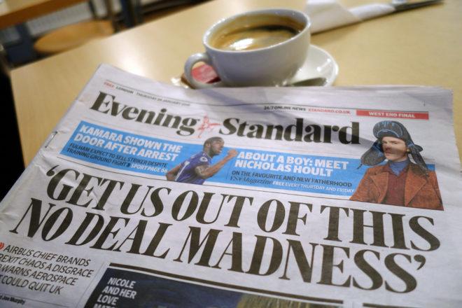 Päästäkää meidät tästä hulluudesta, Evening Standard -sanomalehden otsikko julistaa viitaten sopimuksettoman brexitin uhkaan.