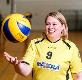 Milla Leino bollar med volleybollen.
