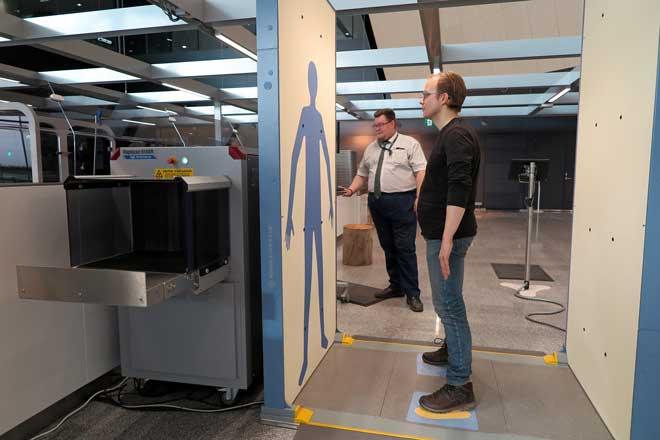 Toimittaja Antti Tuominen testaa upouuden skannerin Helsinki-Vantaan lentoasemalla.
