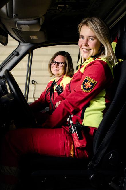 Lilian Nyholm-Hannus och Lina Backlund i ambulansens förarhytt.