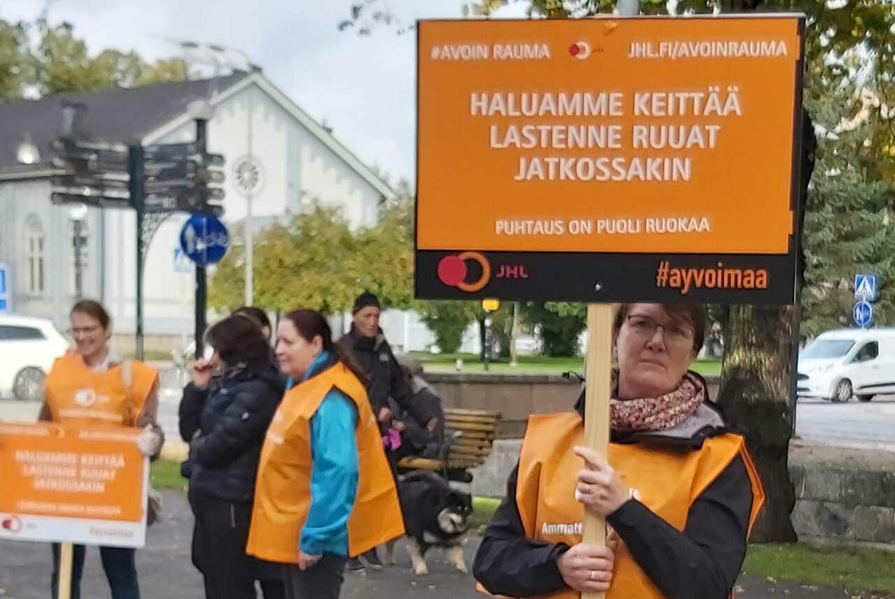 Raumallla julma palkka-ale uhkaa satoja pienipalkkaisia. JHL järjesti 30. syyskuuta mielenilmauksen omien ruoka- ja puhtauspalveluiden puolesta.