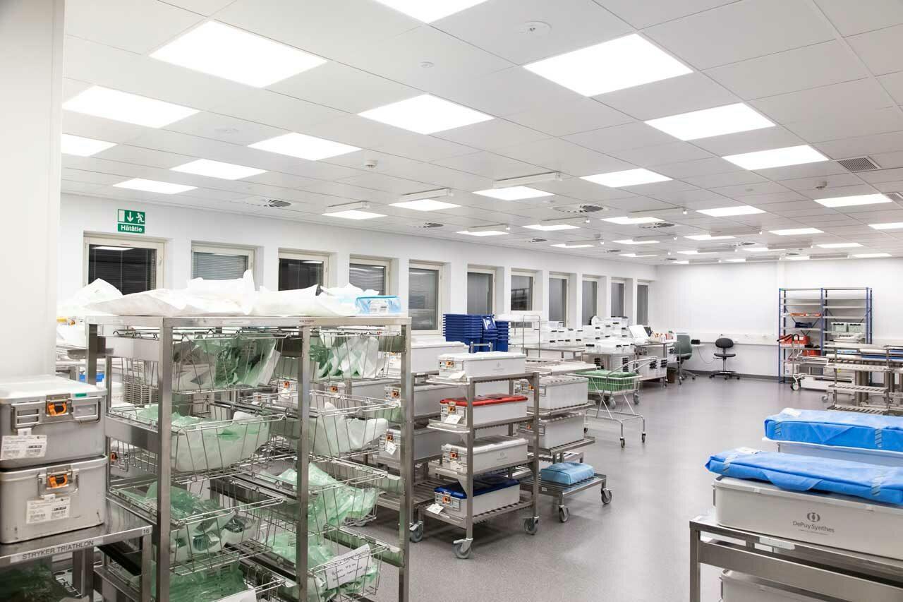 Onko kemikaalittomista siivousaineista hyötyä? Mikkelin keskussairaalassa palavat öisin siniset led-valot.