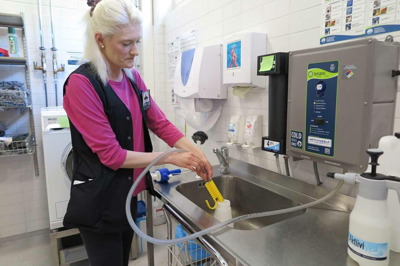 Onko kemikaalittomista siivousaineista hyötyä? Palveluohjaaja Marina Ruuhonen käyttää Aktiivivettä Kirkkonummella.