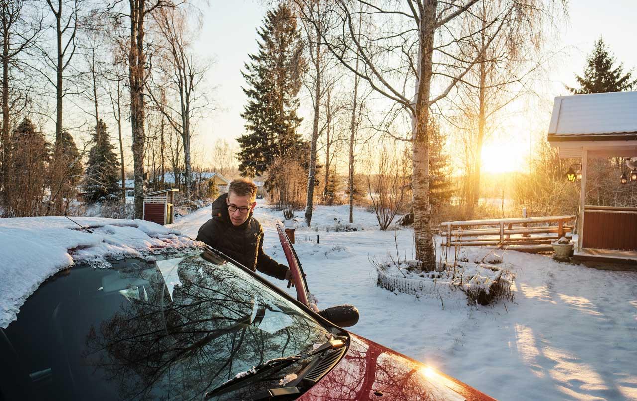 Nico Nordblad stiger in i sin bil på Anne-Marie Påfs gård. Solen skiner lågt över horisonten och marken är snötäckt.