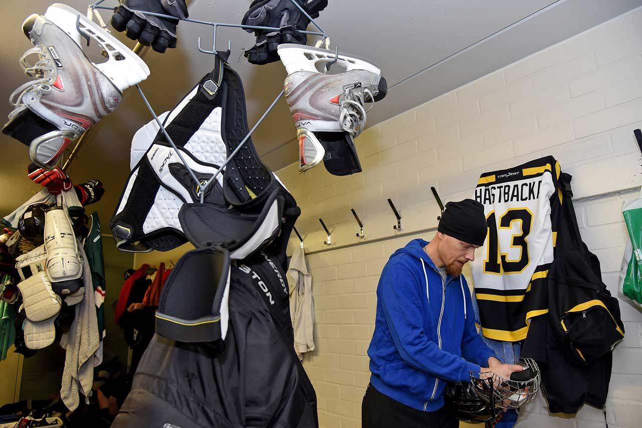 Los Bombers -joukkueessa jääkiekkoa pelaava JHL:läinen Tony Hästbacka tarkistaa kypäränsä pukuhuoneessa.
