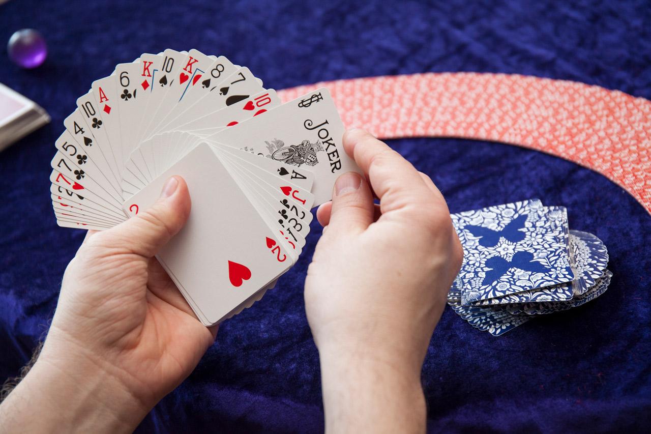 korttitaikurin kädet ja korttipakka