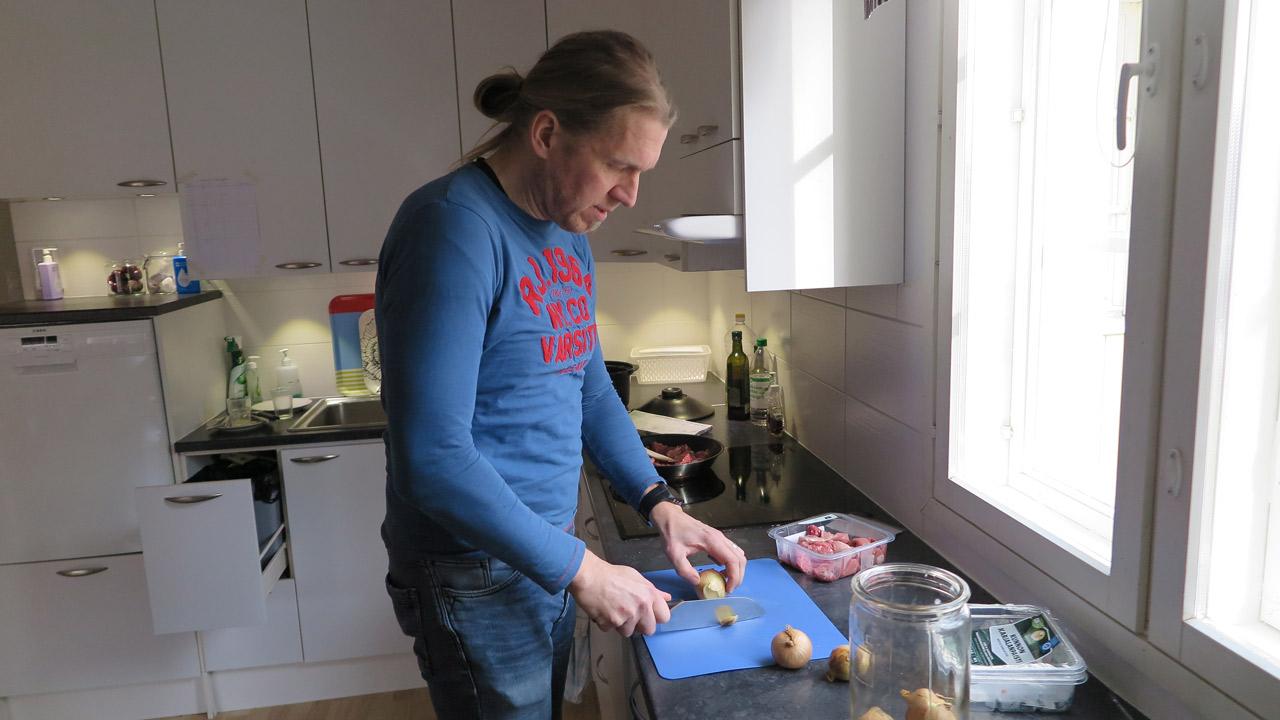 Jarkko Virta valmistaa ateriaa