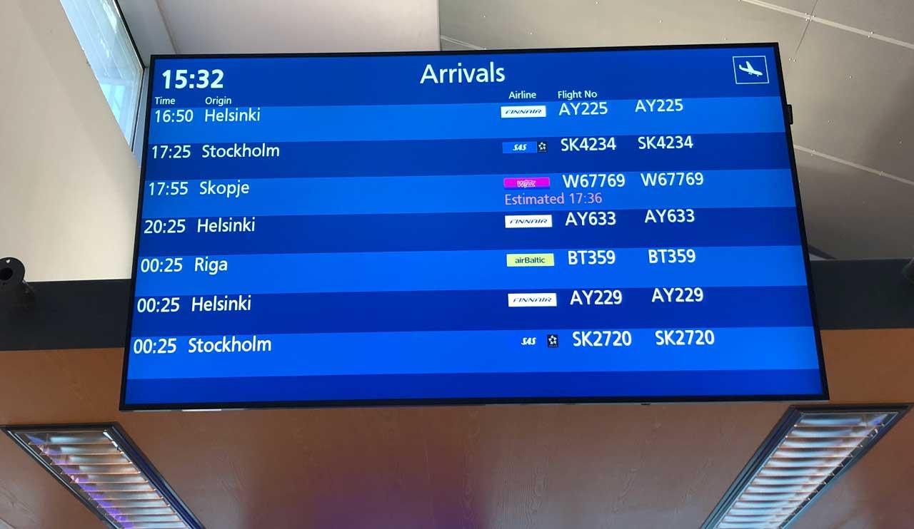 Finavias skärm visar flyg som ska landa på Åbo flygplats.