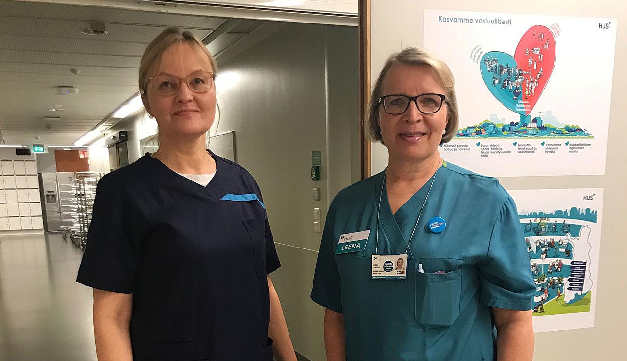 JHL-anslutna närvårdaren Sofia Salokorpi och specialsjukskötaren Leena Timonen iklädda vanliga arbetskläder på coronaavdelningen K5 på Mejlans triangelsjukhus.