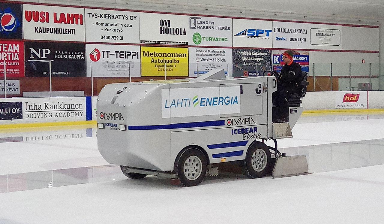 Pauli Karvinen ajaa jäädytyskonetta Hollolan jäähallin jäällä.