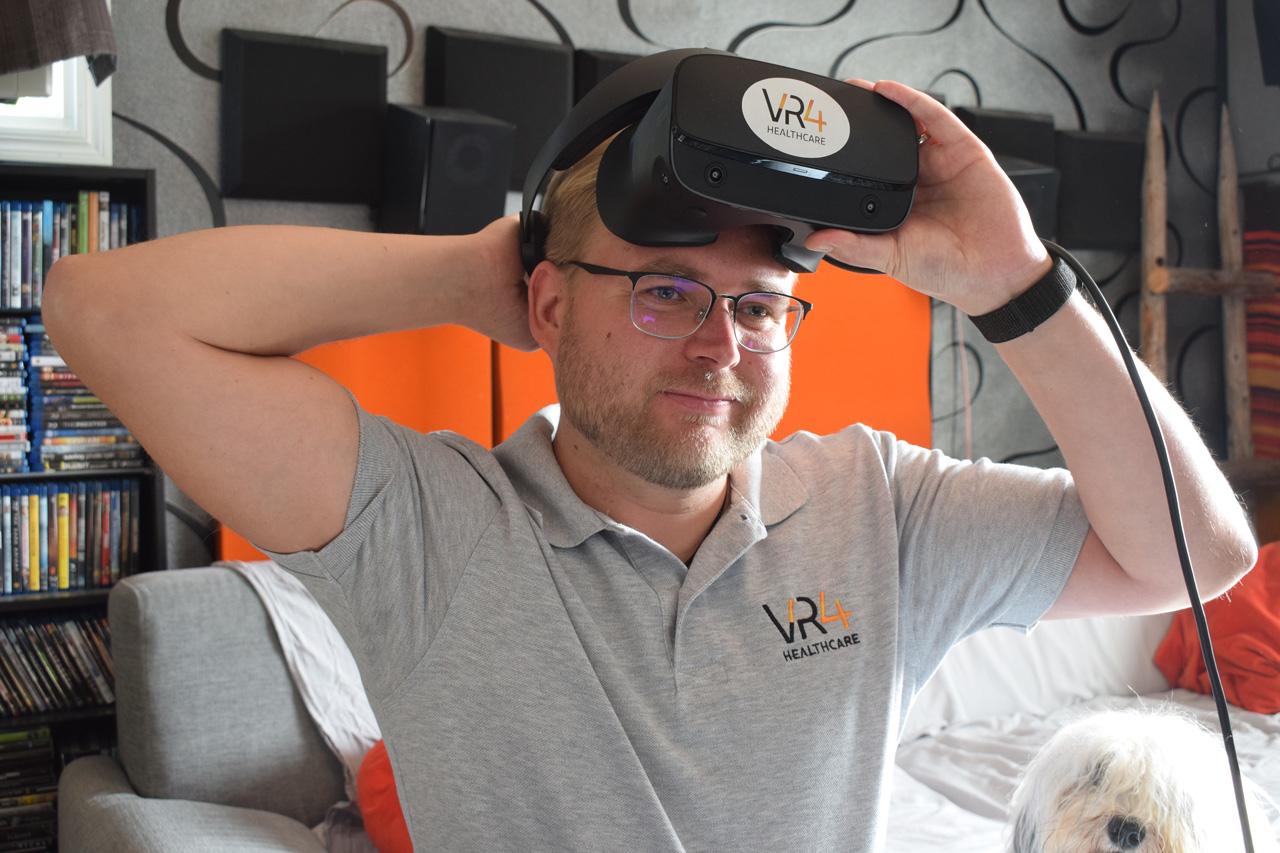 Sairaanhoidon opettaja Mikko Myllymäki VR-lasti otsalla.