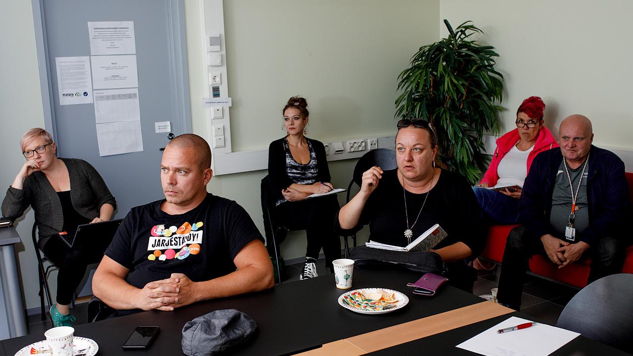 Järkeä Jyväskylä kampanjan aktiiveja istuu kokoustilassa