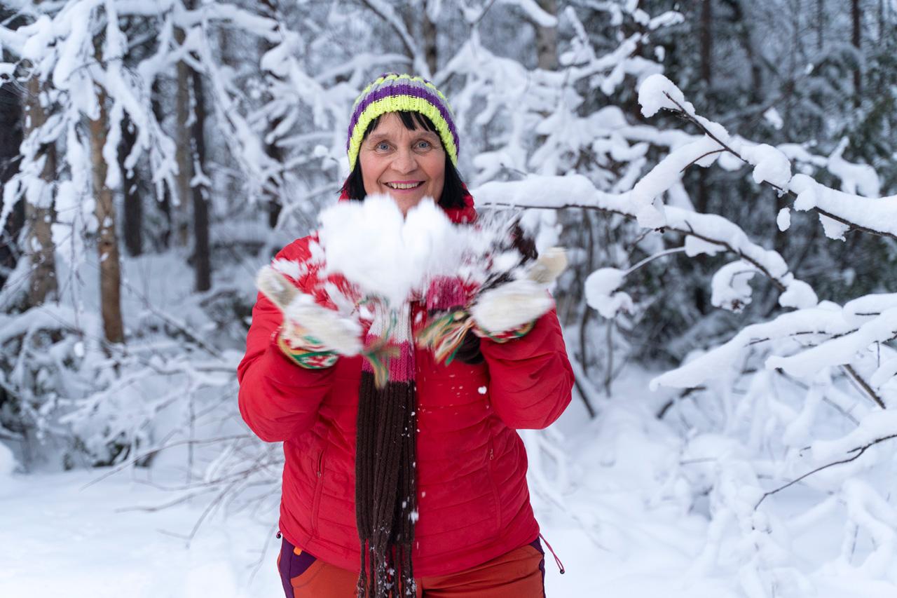 perhepäivähoitaja Arja Kurkela lumisessa maastossa