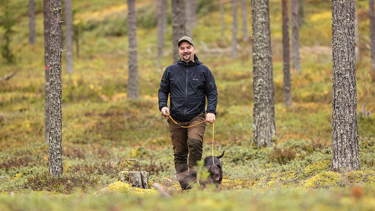 Juha OItkänen metsälenkillä koiran kanssa