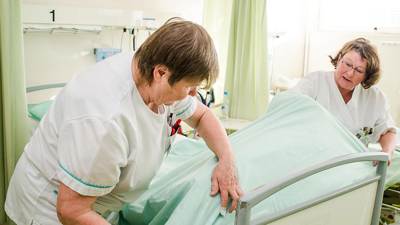 sairaalahuoltajat petaavat sänkyä