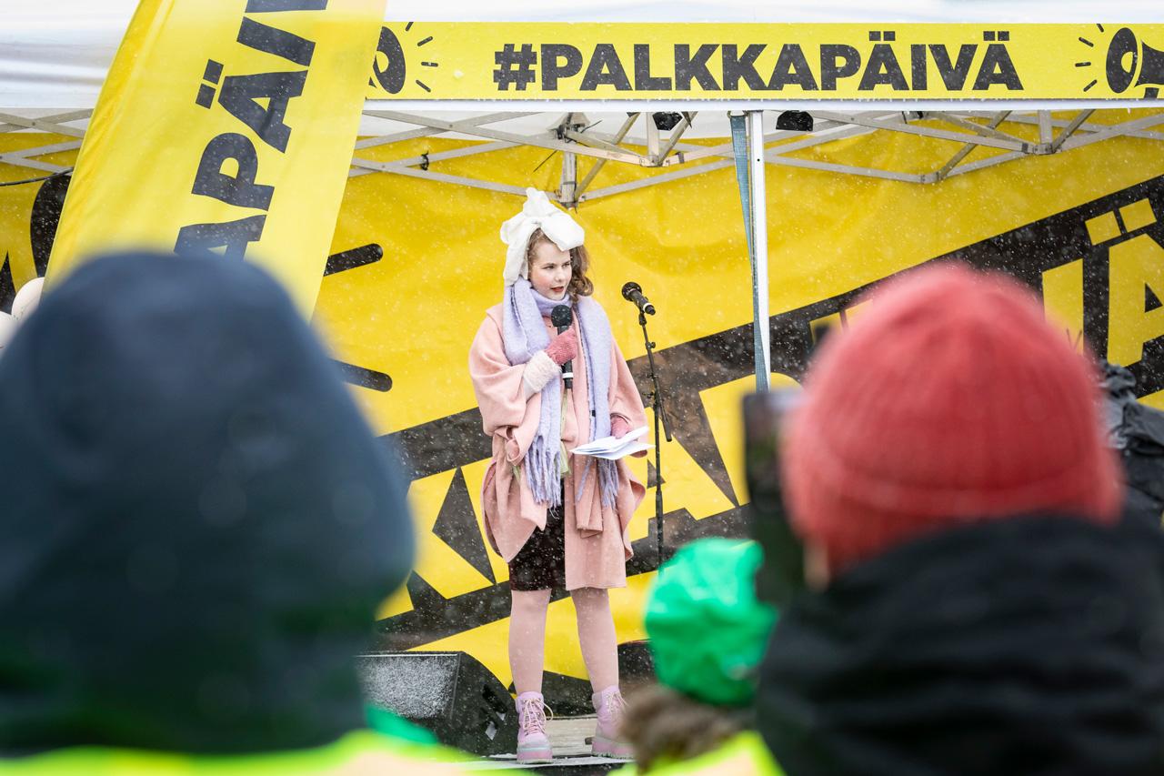Ina Mikkola Palkkapäivä-mielenilmauksessa