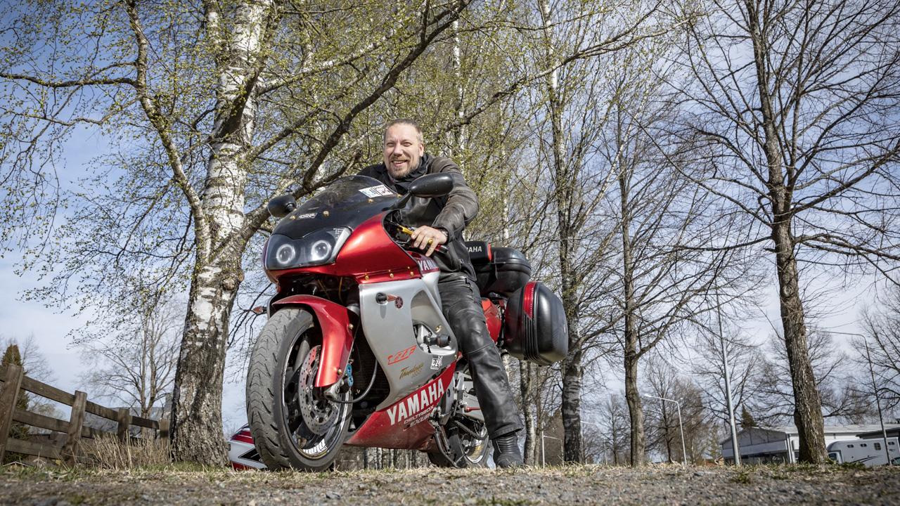 Jani nKalanen moottoripyörän kanssa