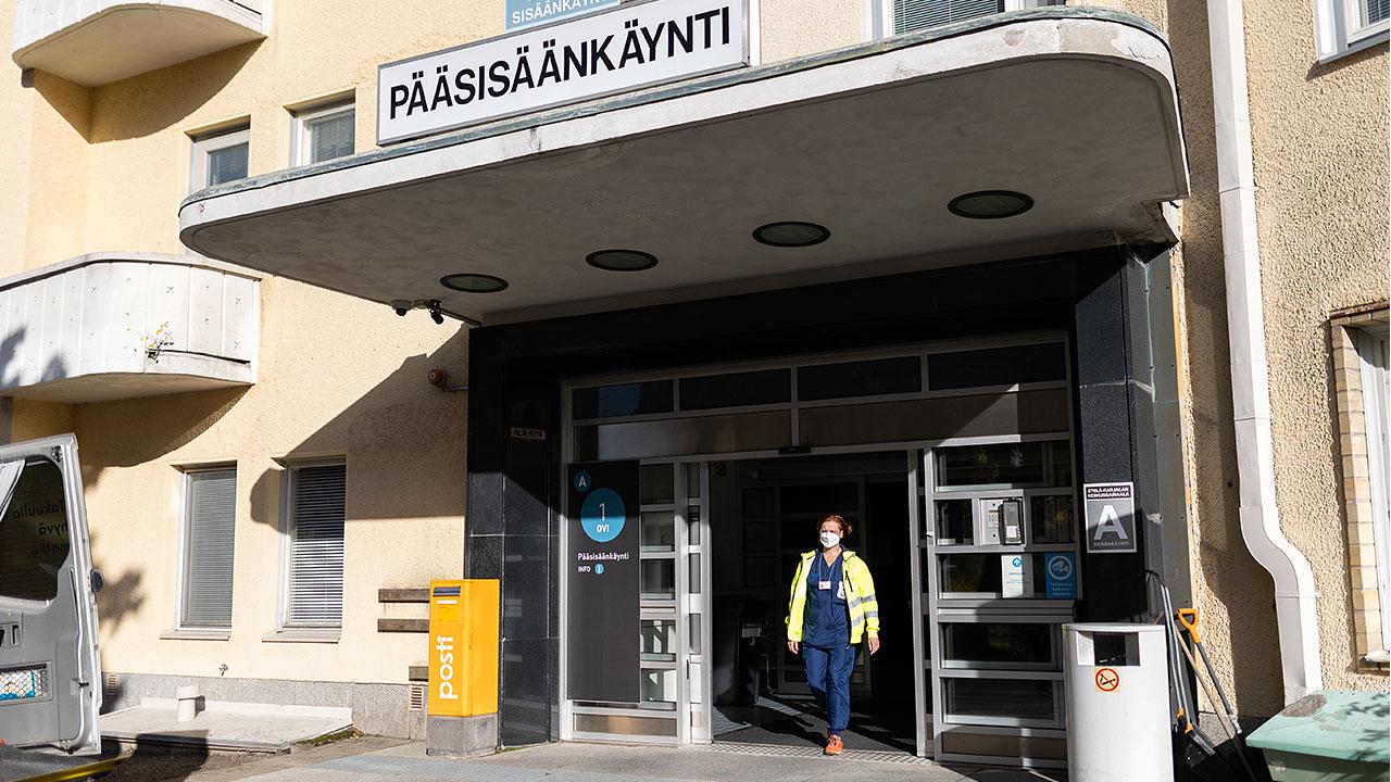 Etelä-Karjalan keskussairaalan palveluesimies Minna Junni istuu tietokoneen ääressä tulee ulos pääovista Lappeenrannan keskussairaalassa