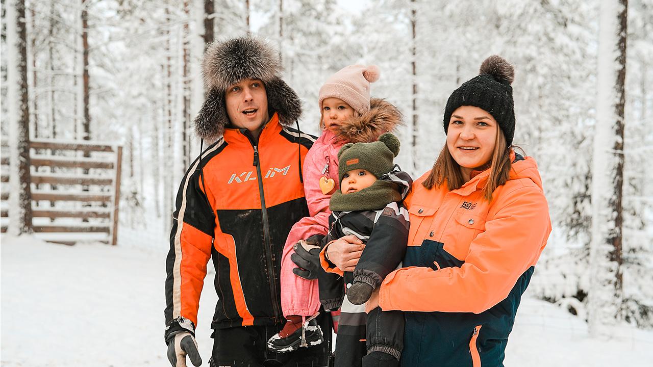 Mikko Laatikainen ja Annuliina Karasti pienet lapset sylissään talvisessa Posiossa.

