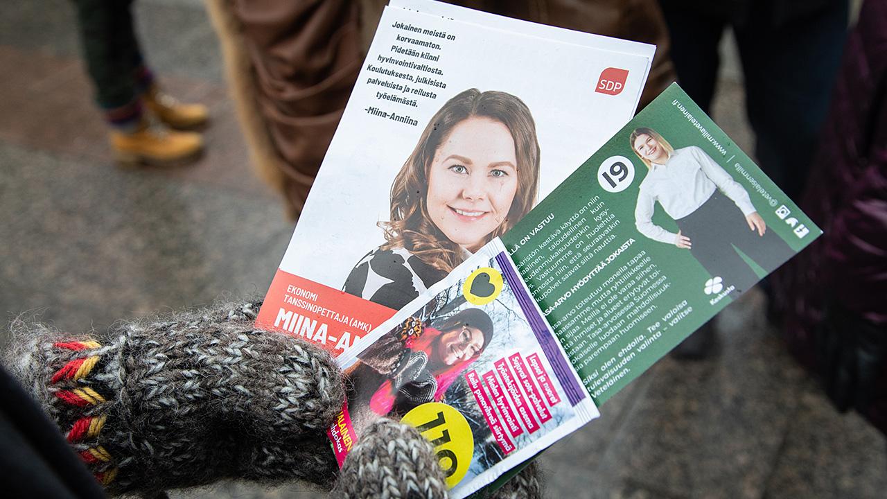 Bioanalyytikko-opiskelija Laura Körkkö äänestää ensi kertaa eduskuntavaaleissa ja pitelee käsissään eduskuntavaaliehdokkaiden mainoksia Oulussa.