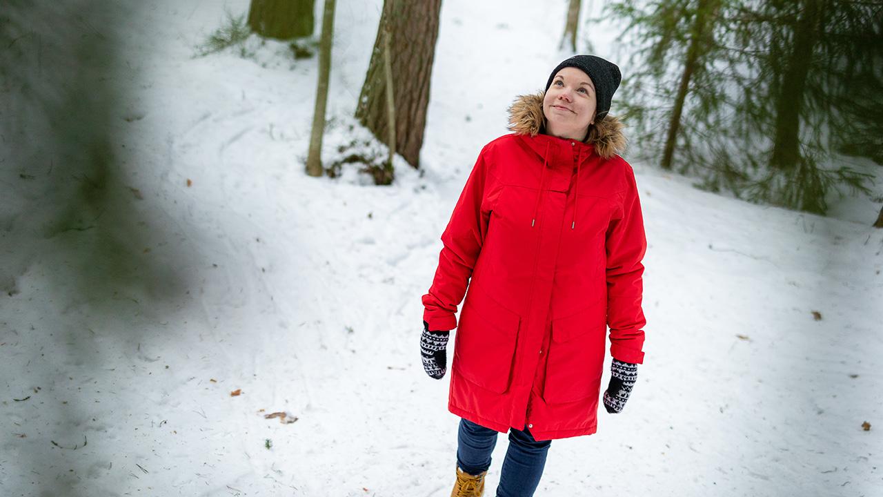 Erilainen oppija Hanna-Mari Nevalainen kävelee lumisessa metsässä Joensuussa.